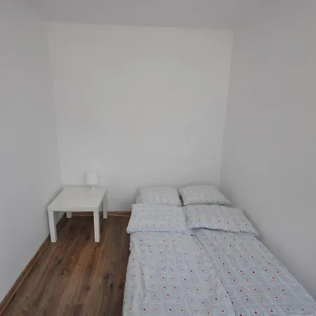 Pokoje Nad Jeziorem Jelen بيت شباب *